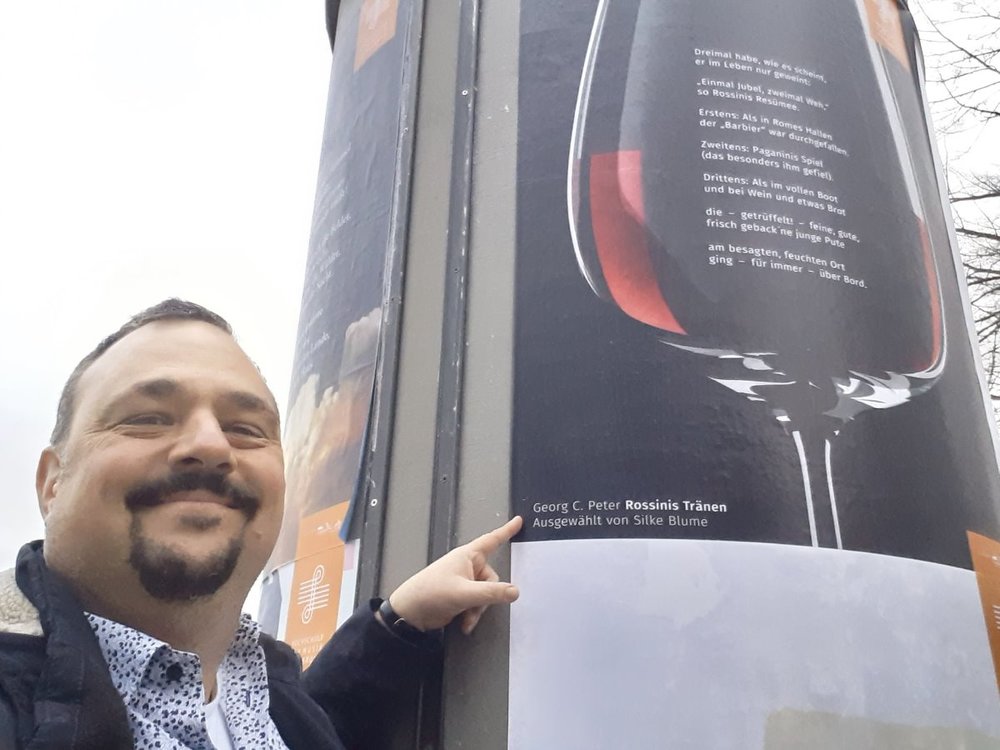 Georg C. Peter vor der Litfaßsäule der Musikhochschule Karlsruhe.jpg